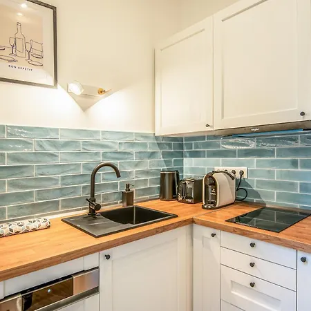 Howlit Apartment *